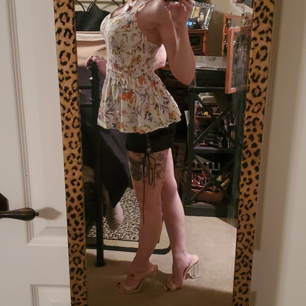 Adorable Patrons of Peace Floral Top Size Small